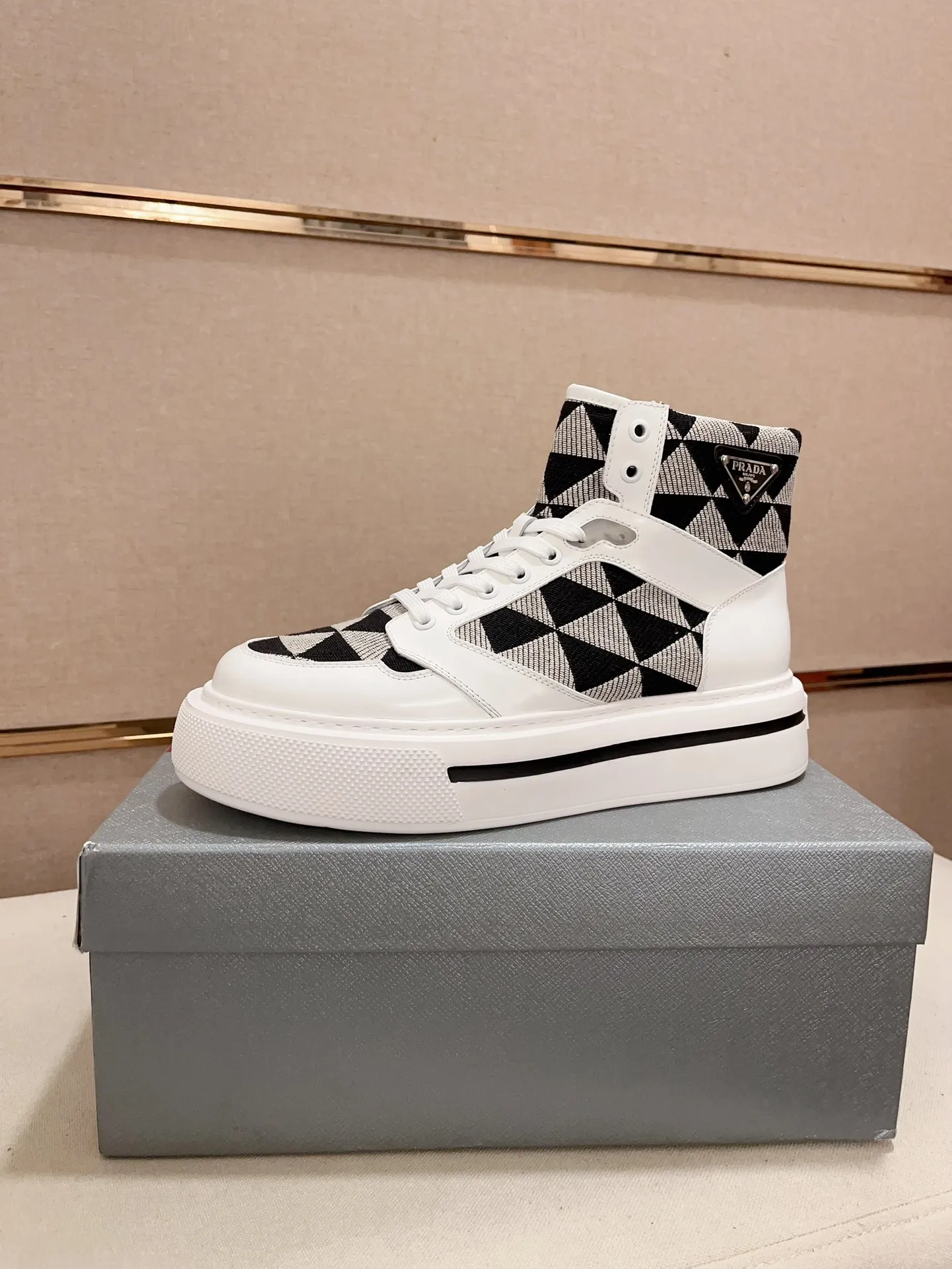 Men's shoes 💰 620💰 ✔️✔️✔️High-quality new PRADA counters are launched at the same time. The new men's shoes and 😘fabric are made of selected first-layer cowhide and triangle △ fabric. Lining: Full cowhide lining. 👍🏿 High-end ☄️ air-cushion molded anti-slip rubber outsole, exquisite lines, simple and elegant, comfortable and high-end for leisure travel. Code number: 38 to 44. 45 can be customized and cannot be returned or exchanged!
